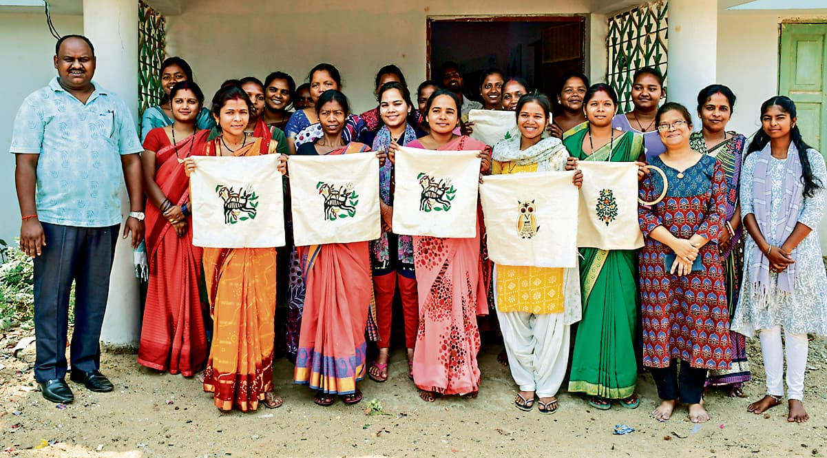 Rourkela News: आरएसपी की कार्यशाला में कांथा सिलाई और फैब्रिक पेंटिंग के प्रशिक्षण से महिलाएं बनीं सशक्त