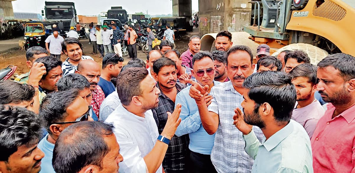 East Singhbhum News : बाइपास सड़क खोदकर छोड़ा, बारिश में कीचड़ व धूप में धूल से परेशान हो रहे लोग