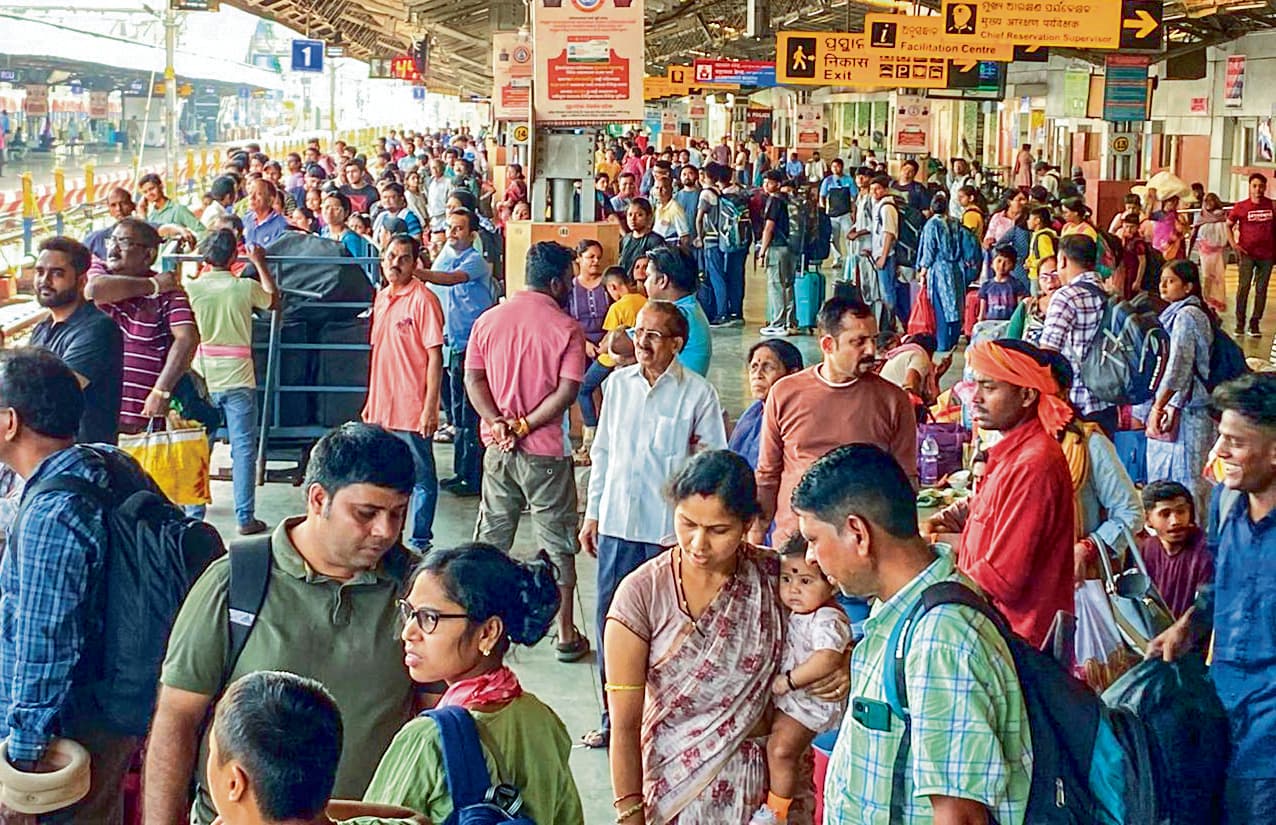 Rourkela News: पांच घंटे 14 मिनट विलंब से खुली भुवनेश्वर इंटरसिटी, यात्रियों ने मचाया हंगामा