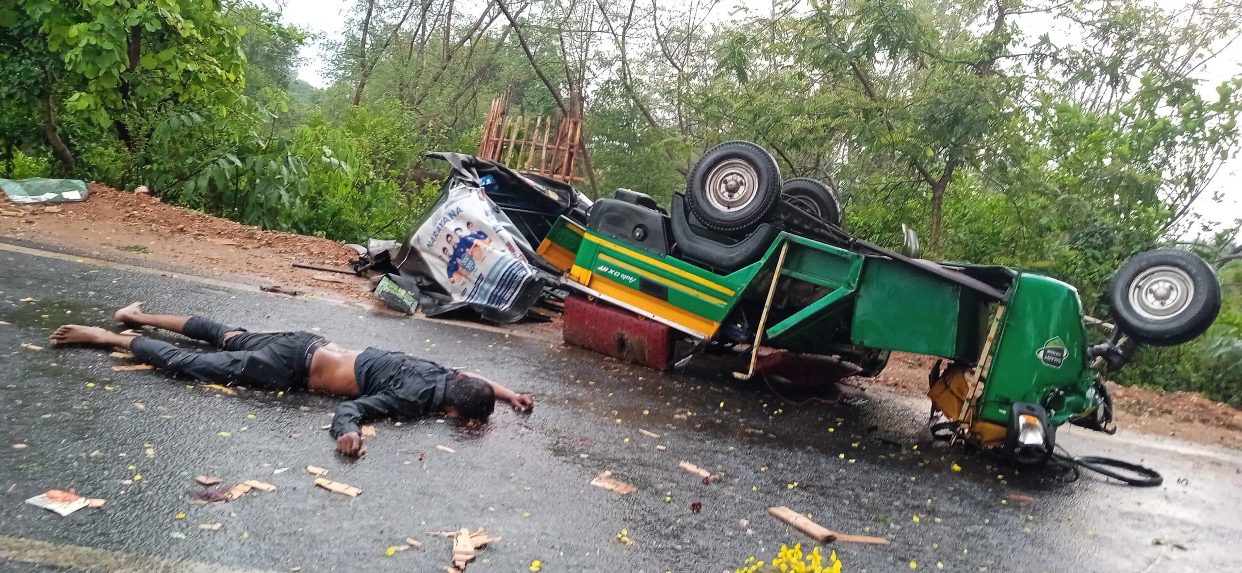 Dhanbad News: सड़क हादसे में ऑटो चालक की मौत, रोड जाम