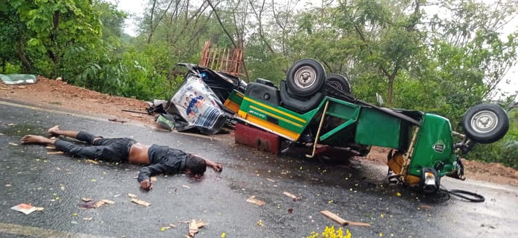 Dhanbad News: सड़क हादसे में ऑटो चालक की मौत, रोड जाम