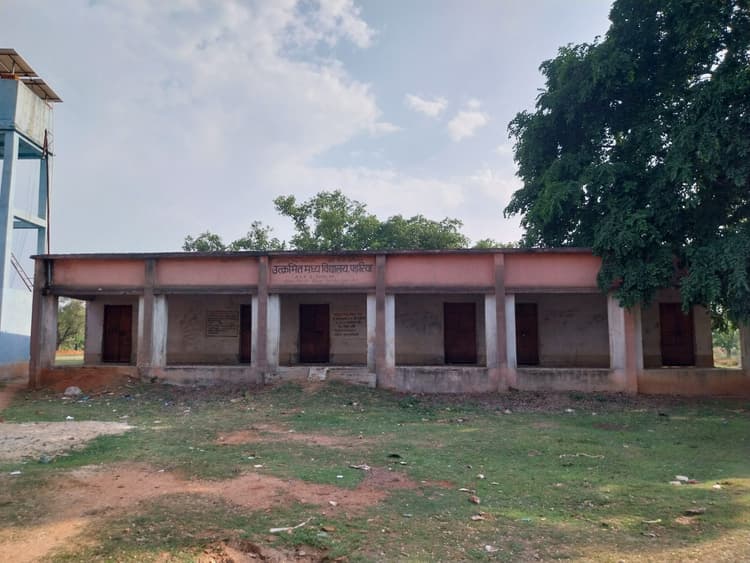 Giridih News: बिरनी के स्कूलों में लगे तड़ित चालक हो गये बेकार, सांसत में रहती है बच्चों की जान