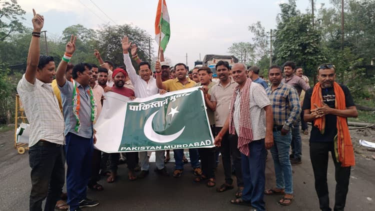 Bokaro News : सड़क पर चिपकाया पाकिस्तान का झंडा, लगाये नारे