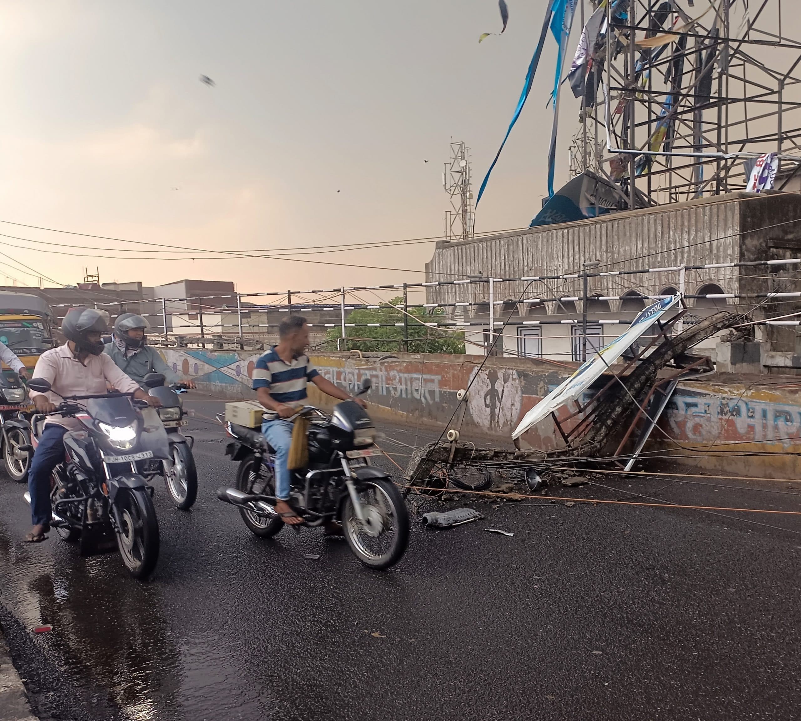 Dhanbad News : आफत की बारिश से शहर में ब्लैकआउट, देर रात तक बहाल हुई बिजली आपूर्ति