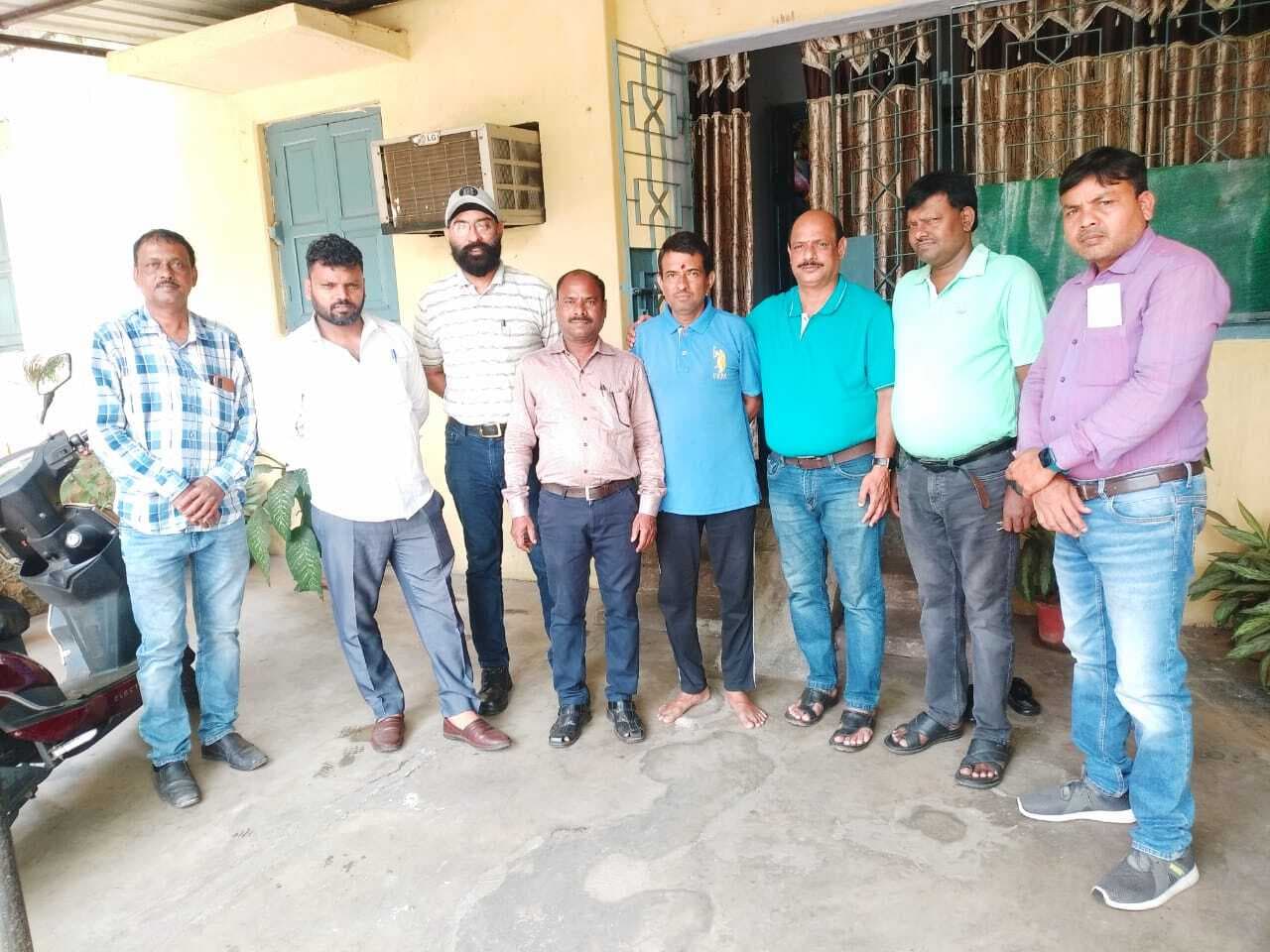 Jamshedpur News : टाटा स्टील के कर्मियों ने बीमार साथी को 2.50 लाख रुपये की मदद की