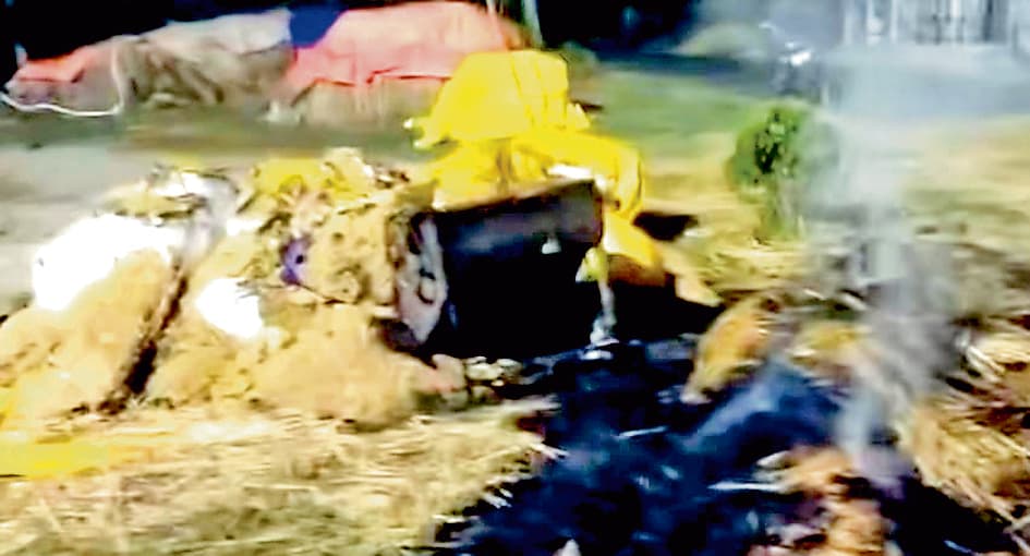 समाजविरोधियों ने किसानों की कटी हुई फसल में आग लगायी