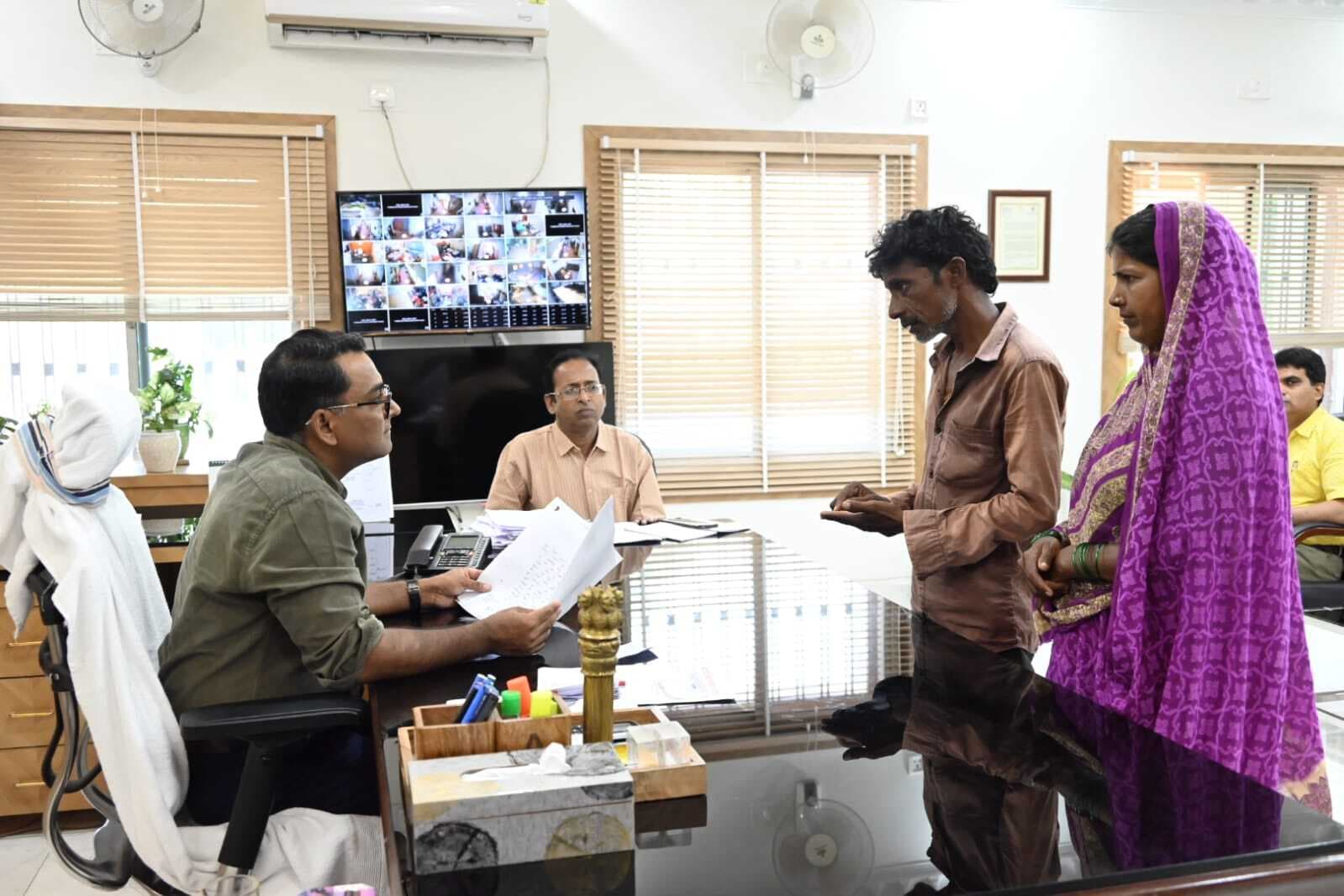 हेडिंग : ऑन द स्पॉट दिव्यांग पेंशन व स्कॉलरशिप योजना से जोड़ें : डीसी