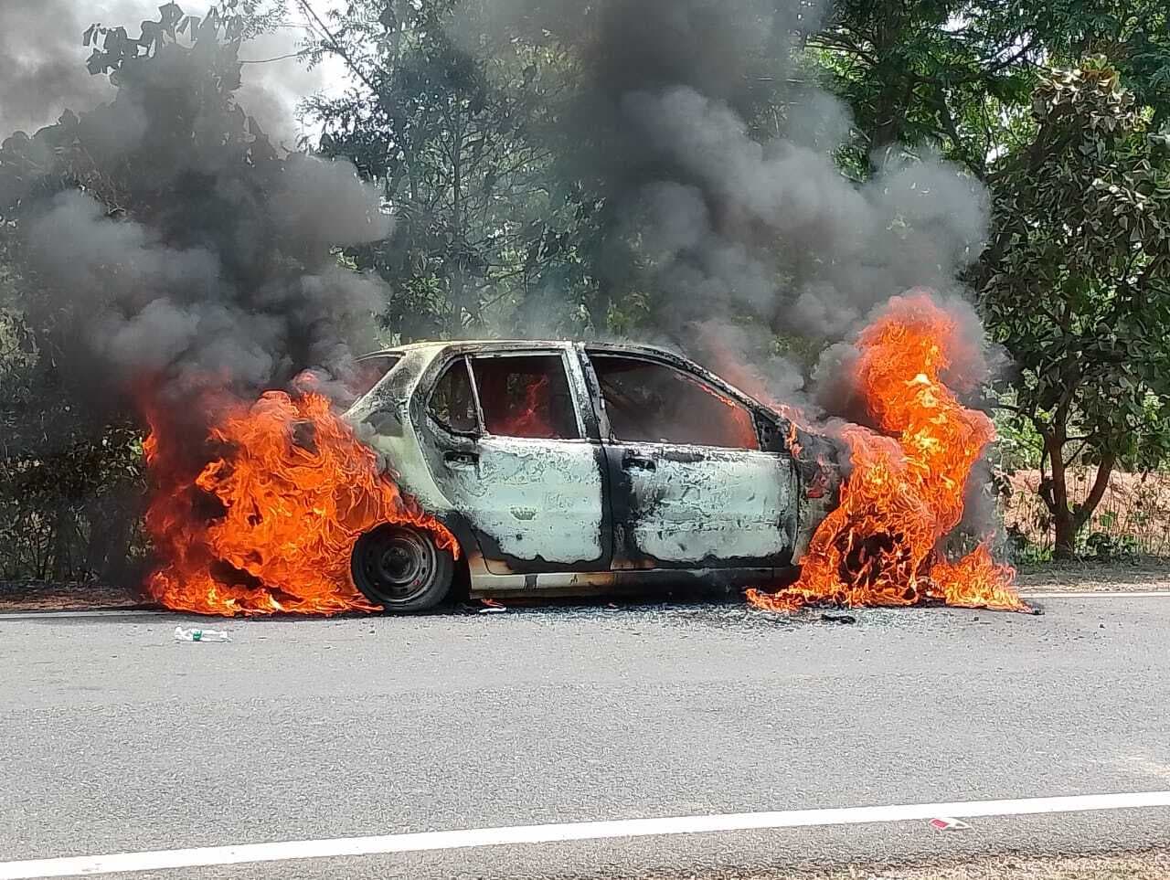 Deoghar News : चलती कार में लगी आग, जलकर हुआ राख. बचा सवार