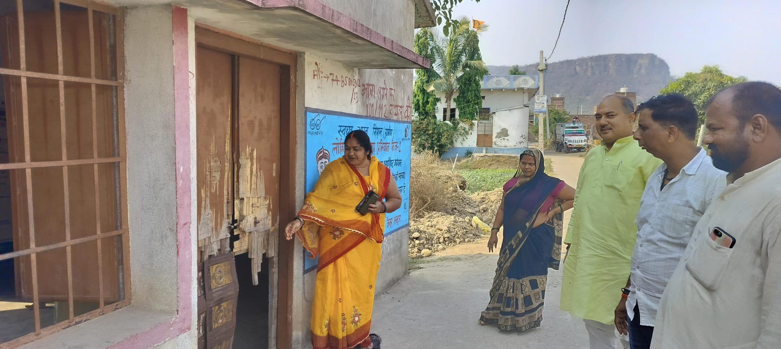 आंगनबाड़ी केंद्र बना आवारा कुत्तों का बसेरा