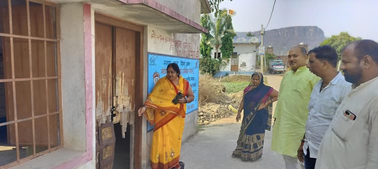 आंगनबाड़ी केंद्र बना आवारा कुत्तों का बसेरा