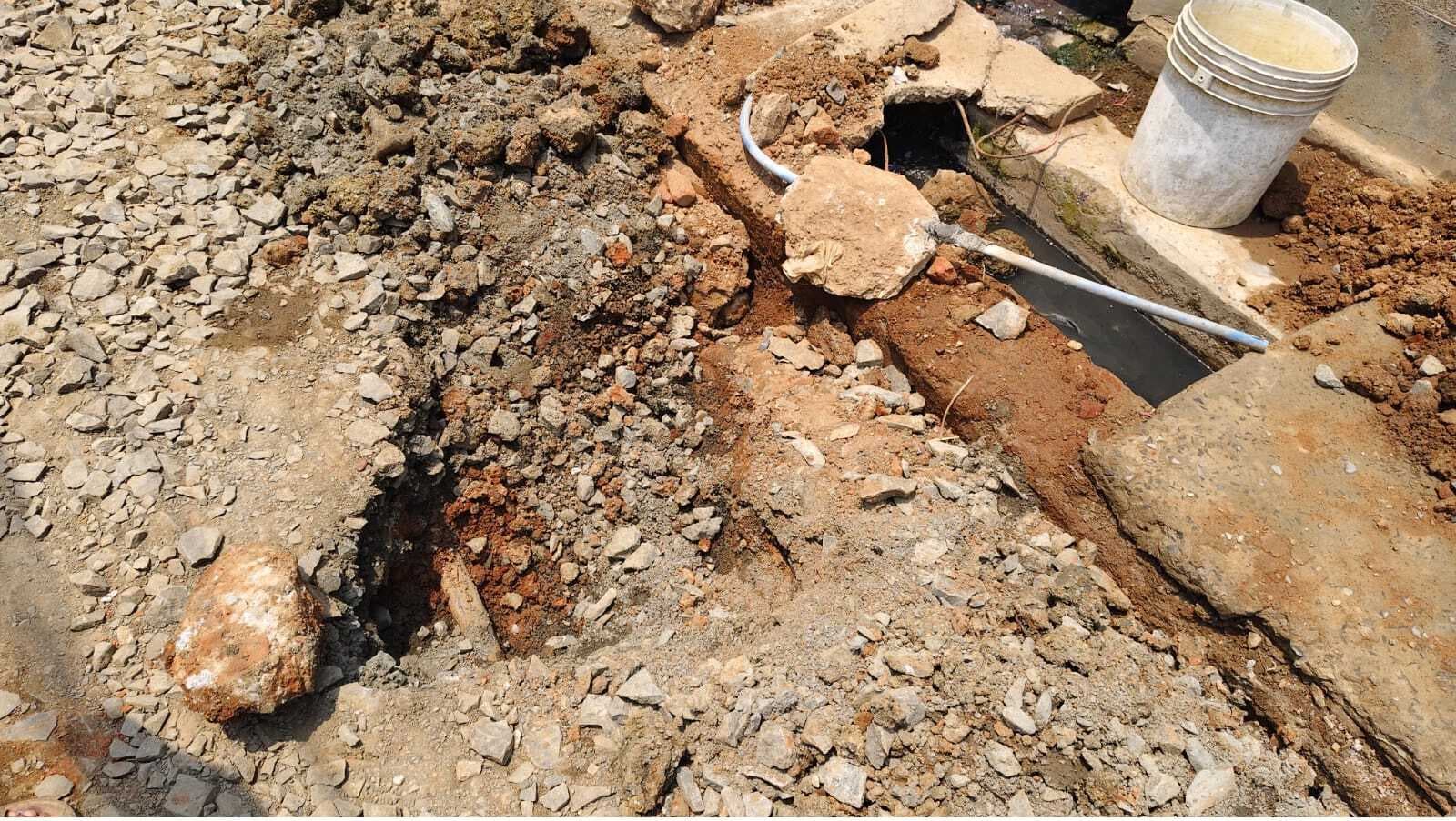 पेयजलापूर्ति योजना का पाइपलाइन क्षतिग्रस्त, संवेदक पर लापरवाही का आरोप