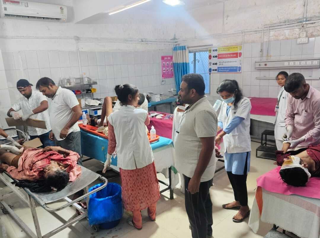 मुठानी के पास खड़े ट्रक में पिकअप ने मारी टक्कर, तीन घायल