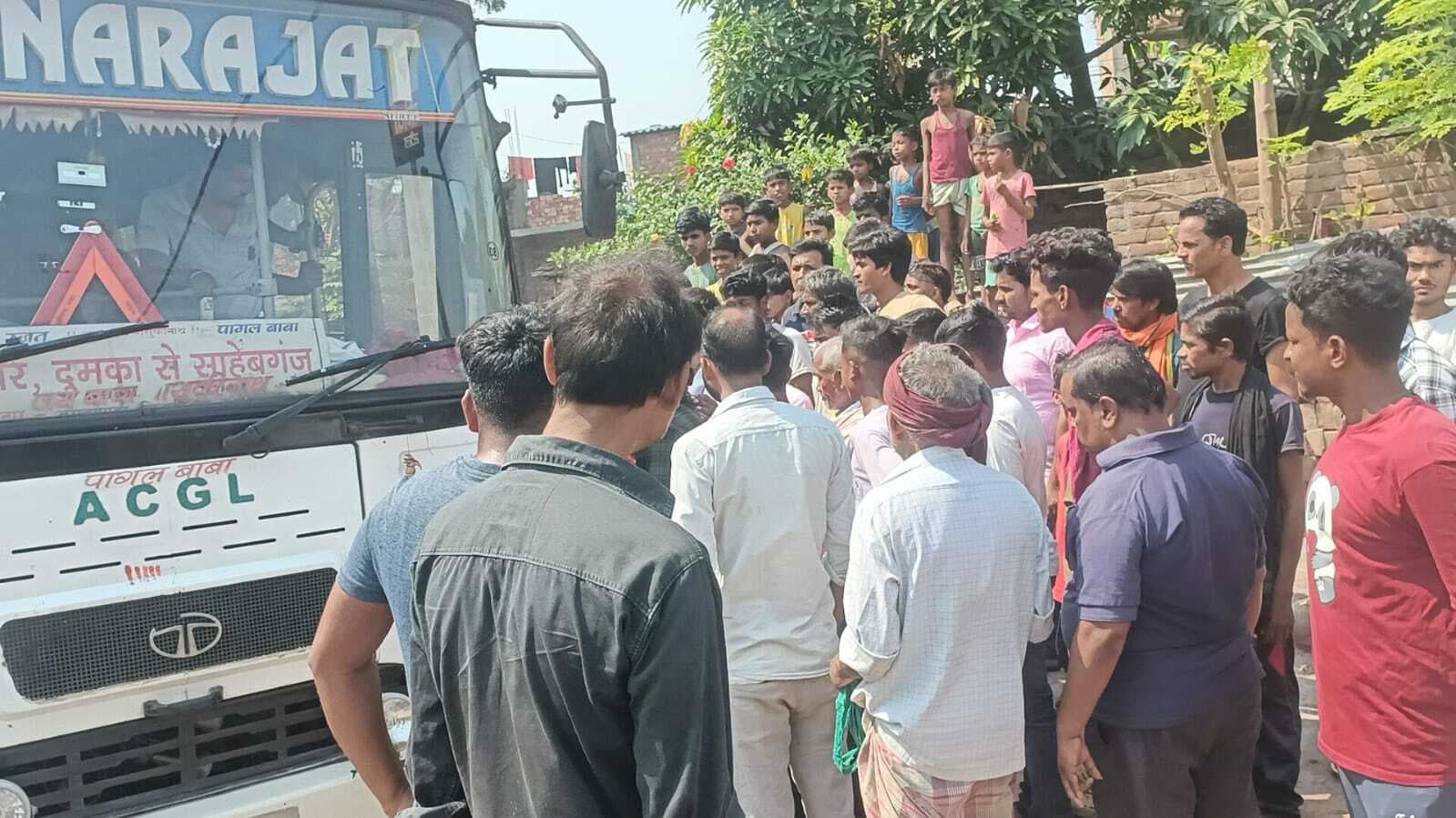 बस से युवक को लगा धक्का, चालक को घेर कर ग्रामीणों ने किया हंगामा