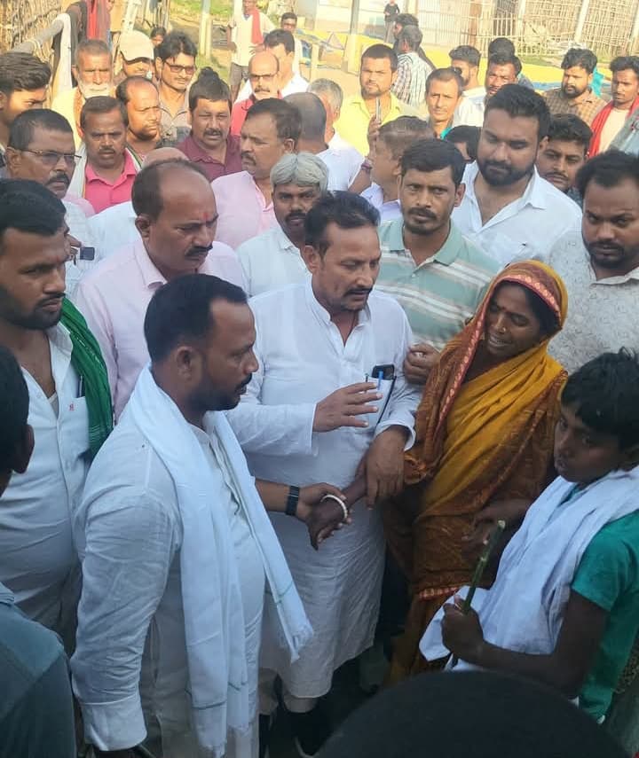 दीबराघनी पहुंची कांग्रेस की टीम, कहा-पीड़ित परिवारों के साथ खड़े हैं