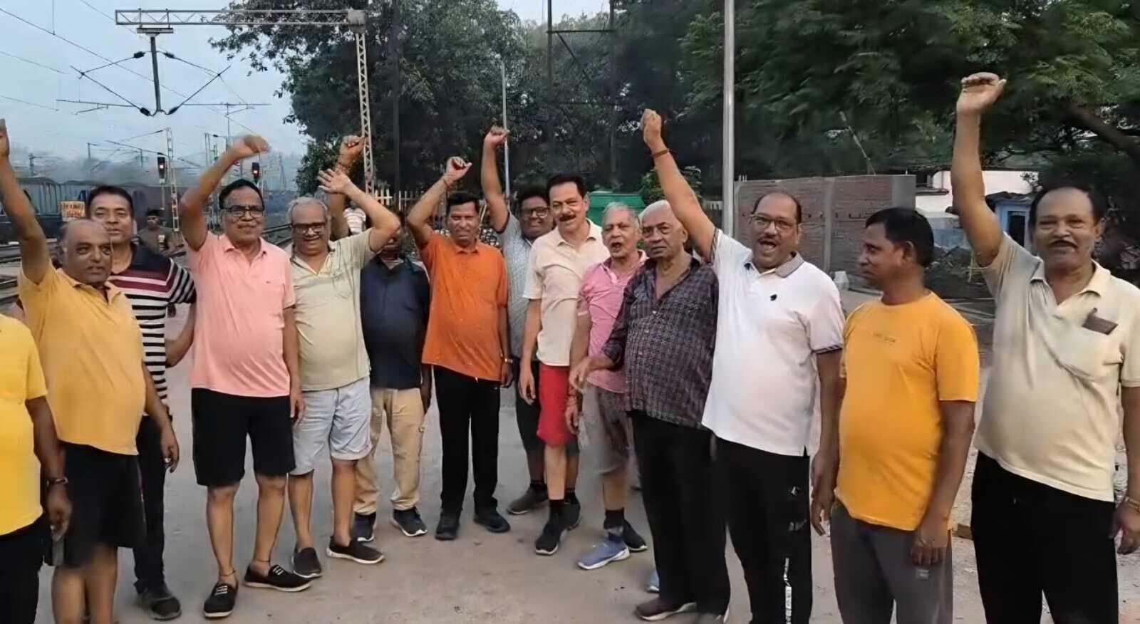 Dhanbad News : कतरास रेलवे स्टेशन पर हिंदुस्तान के लिए लगे जयकारे