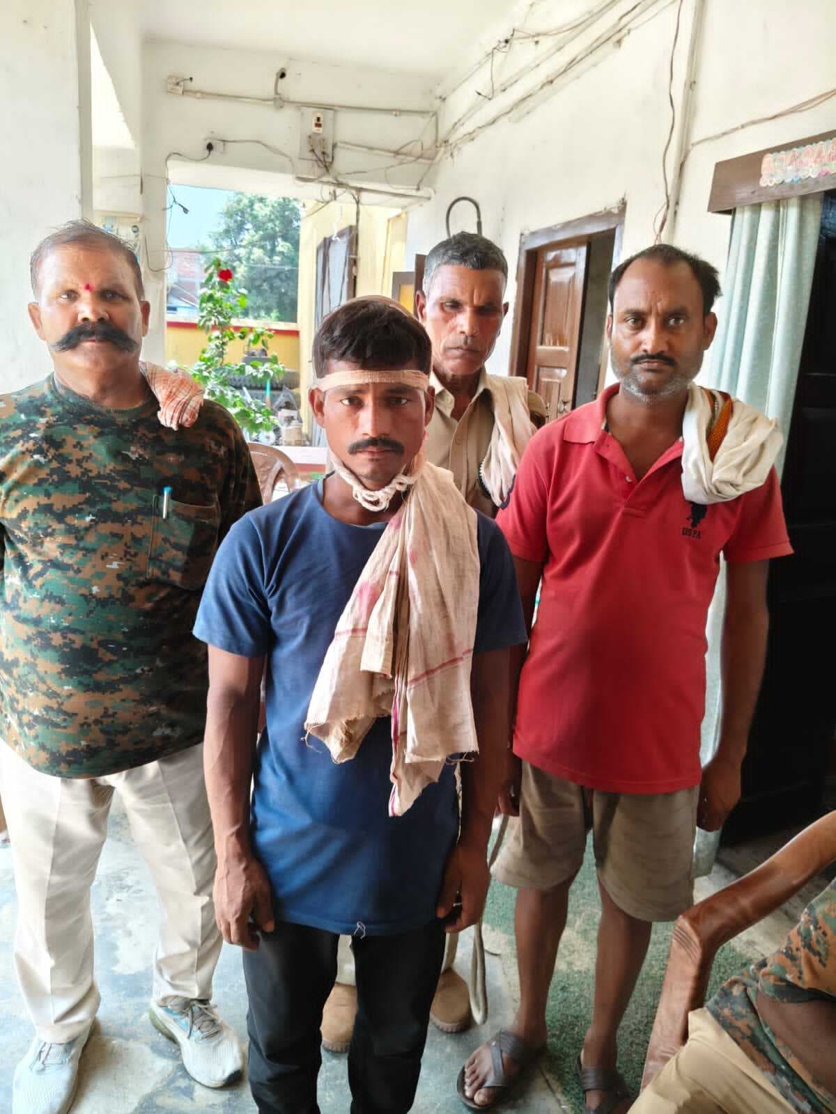 मारपीट कर रहे दो युवक जिंदा कारतूस और बाइक के साथ गिरफ्तार