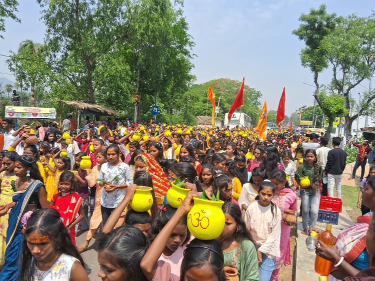 Dhanbad News : मानस यज्ञ को लेकर भुरसाबांक में निकली कलश यात्रा