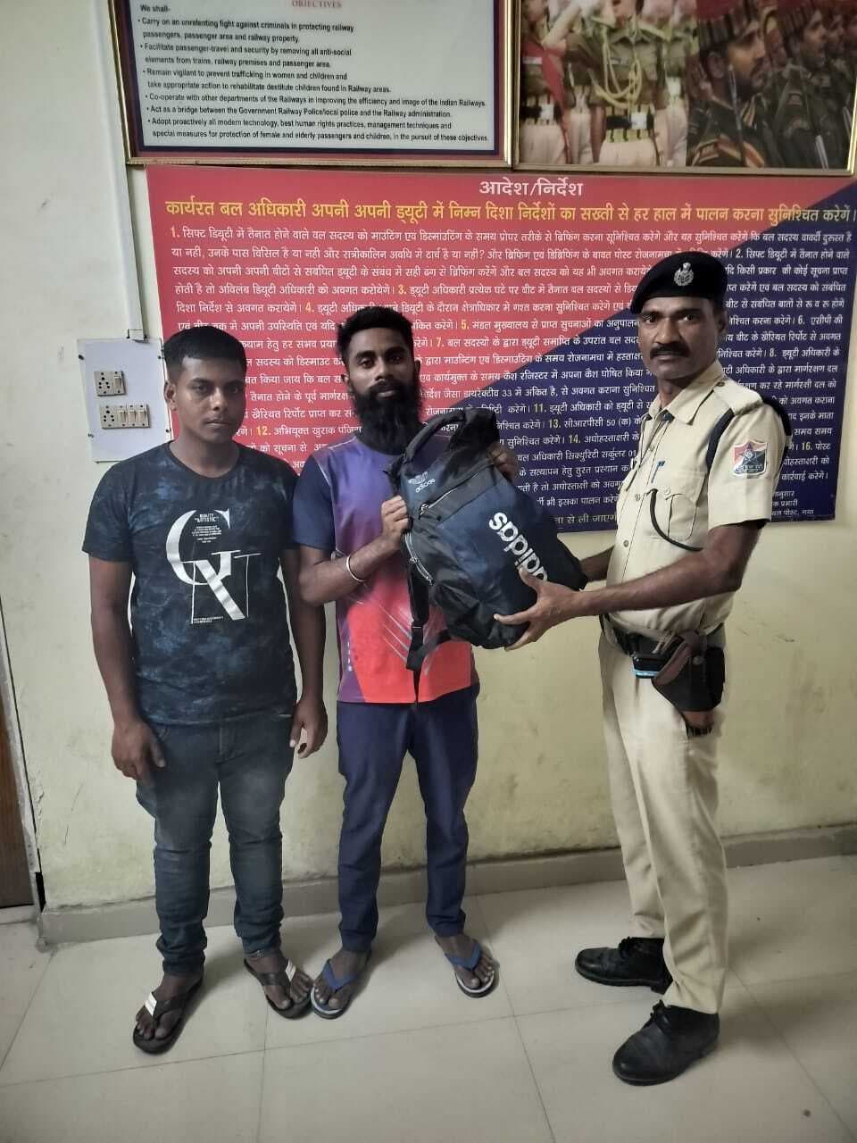 ओड़िशा के यात्री का छूटा बैग, आरपीएफ ने लौटाया