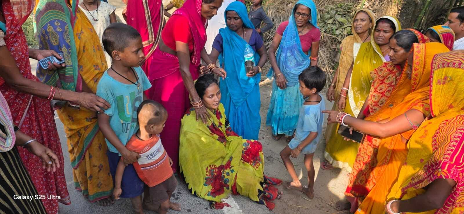 तेज रफ्तार बाइक की टक्कर से युवक की मौत, दूसरा घायल, नाराज ग्रामीणों ने किया सड़क जाम