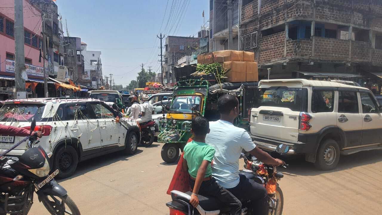 कटोरिया बाजार में जाम की समस्या हुई जटिल, नहीं हो रहा स्थाई निदान