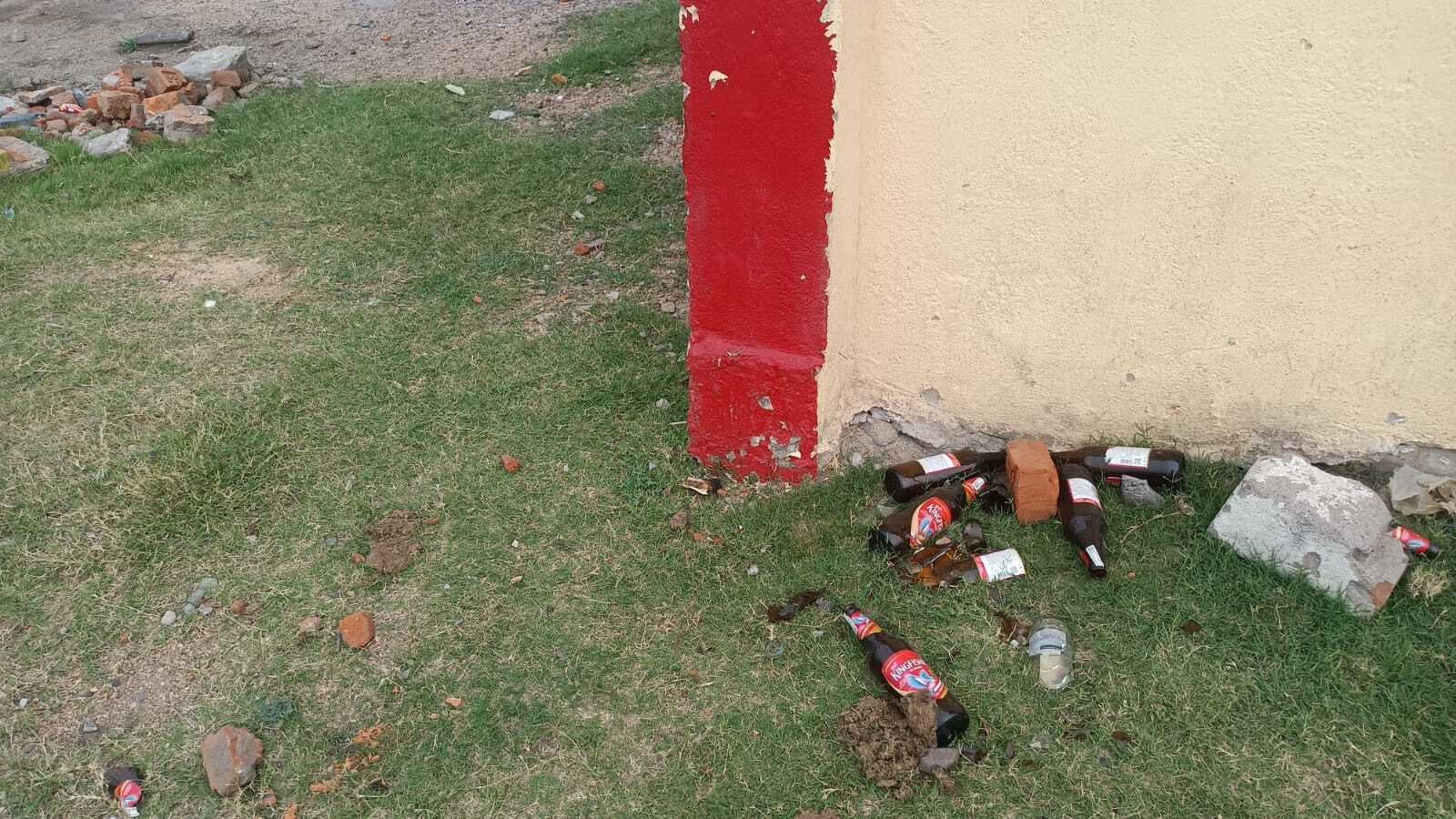 स्कूल परिसर जुआरियों और शराबियों को बना अड्डा