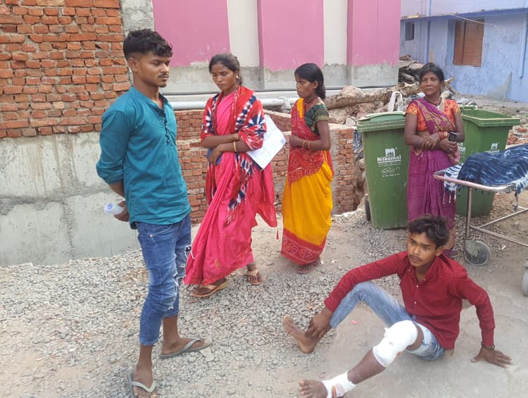 मैजिक से टकराते ही बाइक से गिरे जीजा-साला, पीछे से ट्रैक्टर ने रौंदा, साले की मौत