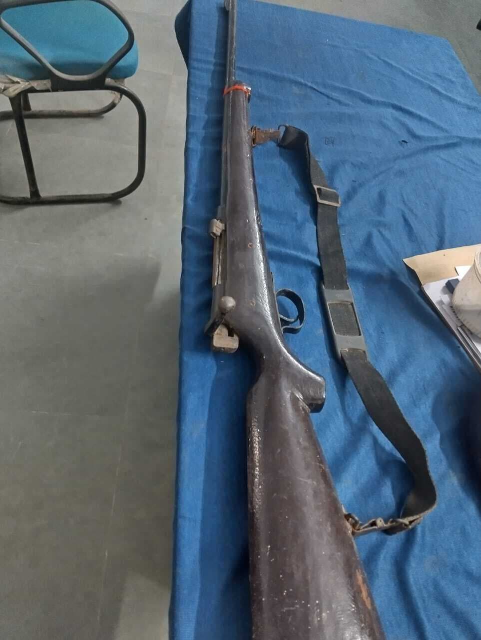 देसी राइफल और चोरी की बाइक के साथ एक धराया