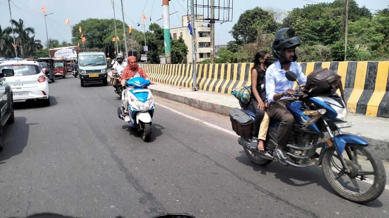 जिले में पड़ रही तेज धूप व गर्मी ने लोगों को किया परेशान