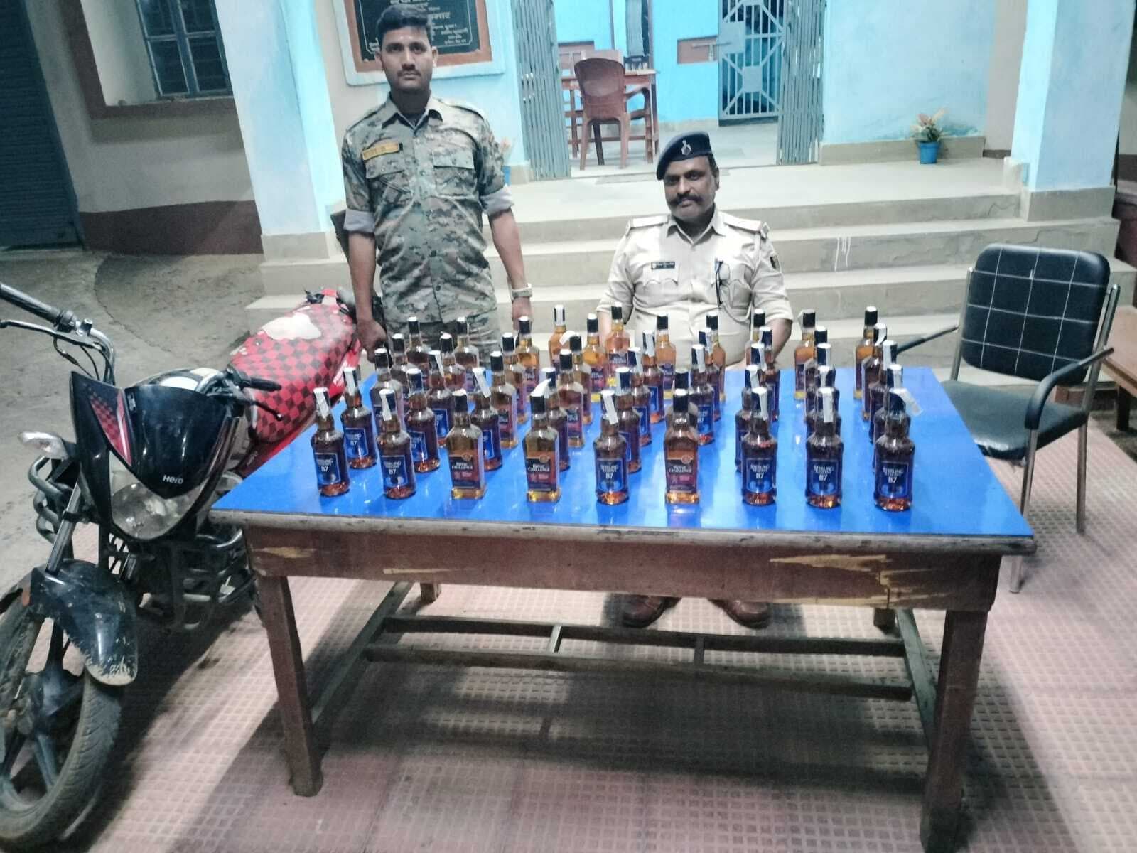 41 बोतल शराब के साथ बाइक को किया जब्त