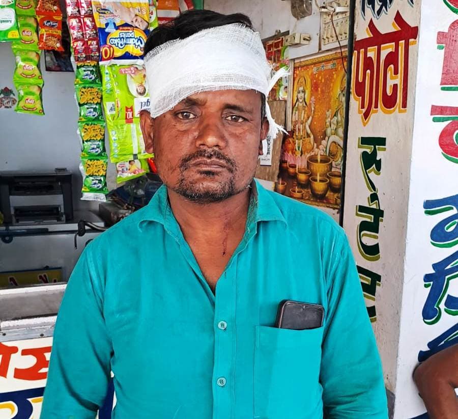 फोल्डिंग डिवाइडर में लोहे की क्लिप लगा रहे संवेदक के कर्मी को दुकानदार ने पीटा