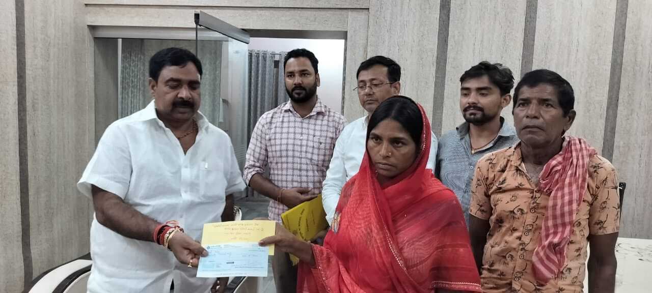 Deoghar News : श्रम मंत्री ने प्रवासी मजदूर के परिजन को सौंपा 50 हजार का चेक