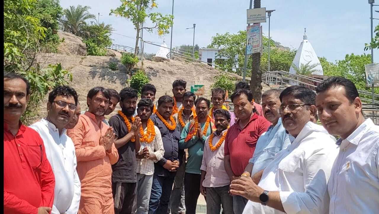 काशी विश्वनाथ मंदिर निर्माण के लिए शिल्पकारों का किया स्वागत, पर्वत शिखर पर भेजा