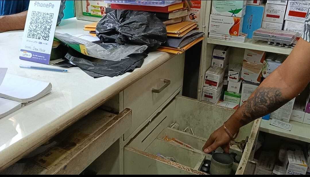 दो दुकानों में सेंधमारी कर चोरी