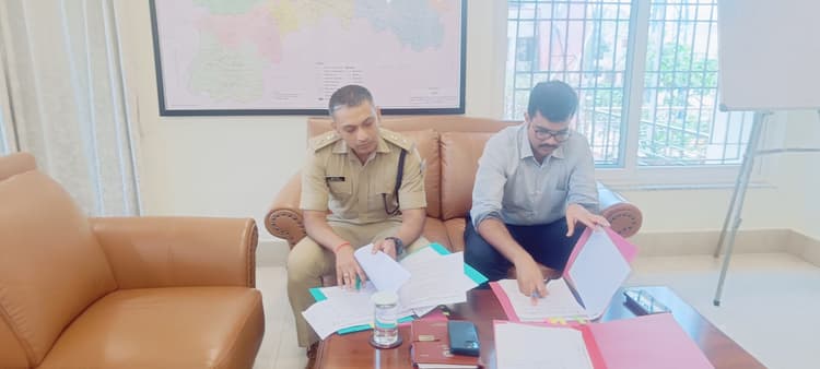 आत्मसमर्पण करनेवाले नक्सलियों के पुनर्वास पर समीक्षा