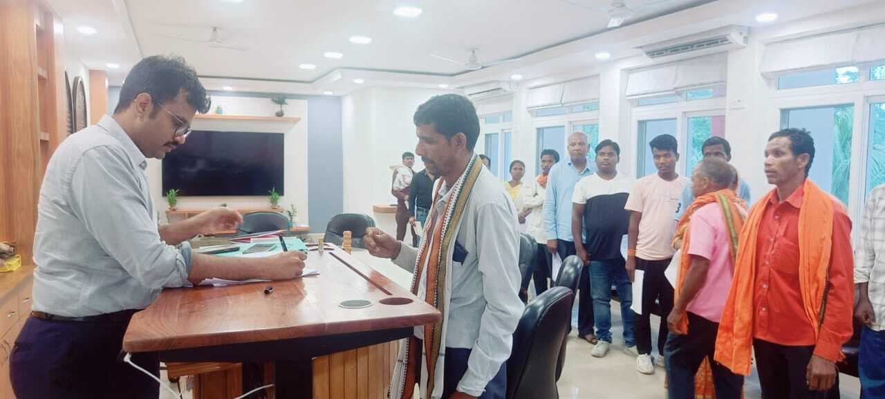 साप्ताहिक जन शिकायत निवारण में आये 13 आवेदन