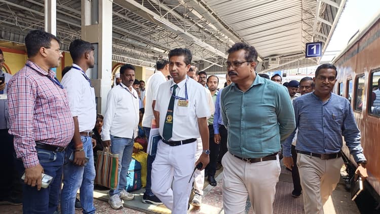 निर्धारित समय पर पूरा करें कार्य, न हो लापरवाही : प्रभारी डीआरएम