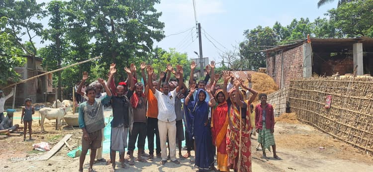 सड़क निर्माण में अनियमितता को लेकर प्रदर्शन