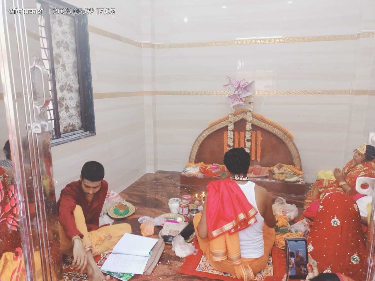 Deoghar news  : नये मंदिर में मां काली व मां शीतला की प्रतिमाएं की गयी स्थापित