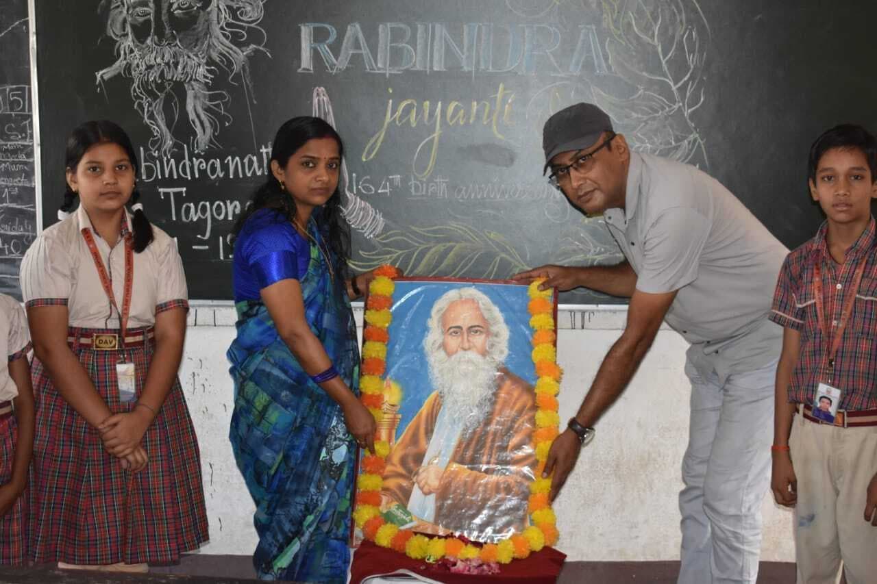 डीएवी में रवींद्रनाथ ठाकुर के चित्र पर किया माल्यार्पण