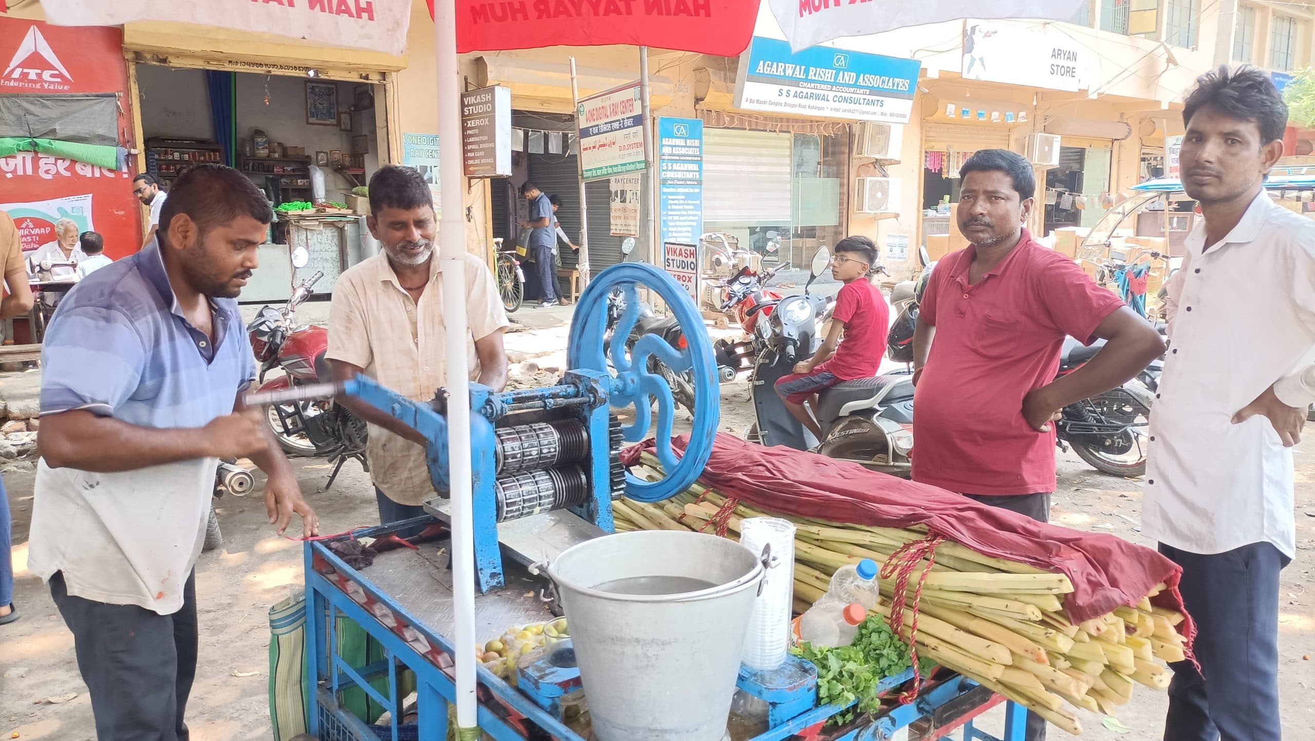 भीषण गर्मी में  गन्ने के रस व कोल्ड ड्रिंक्स की बढ़ी मांग