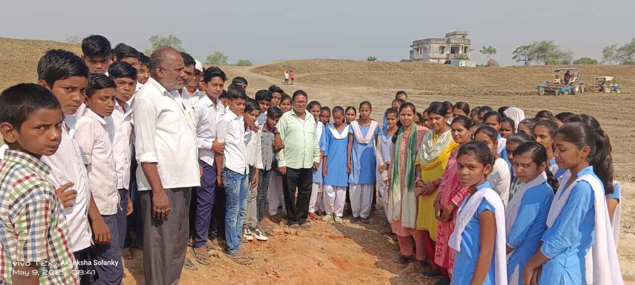 स्कूली बच्चों ने पुरातात्विक स्थल का किया भ्रमण, पुरानी दीवारें व अवशेषों की ली जानकारी