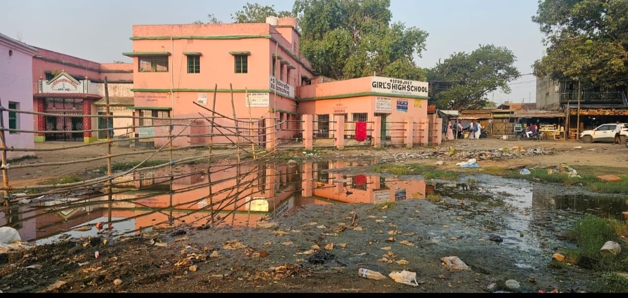 गंदगी व बदबू के बीच पढ़ने के लिए विवश हैं बच्चे