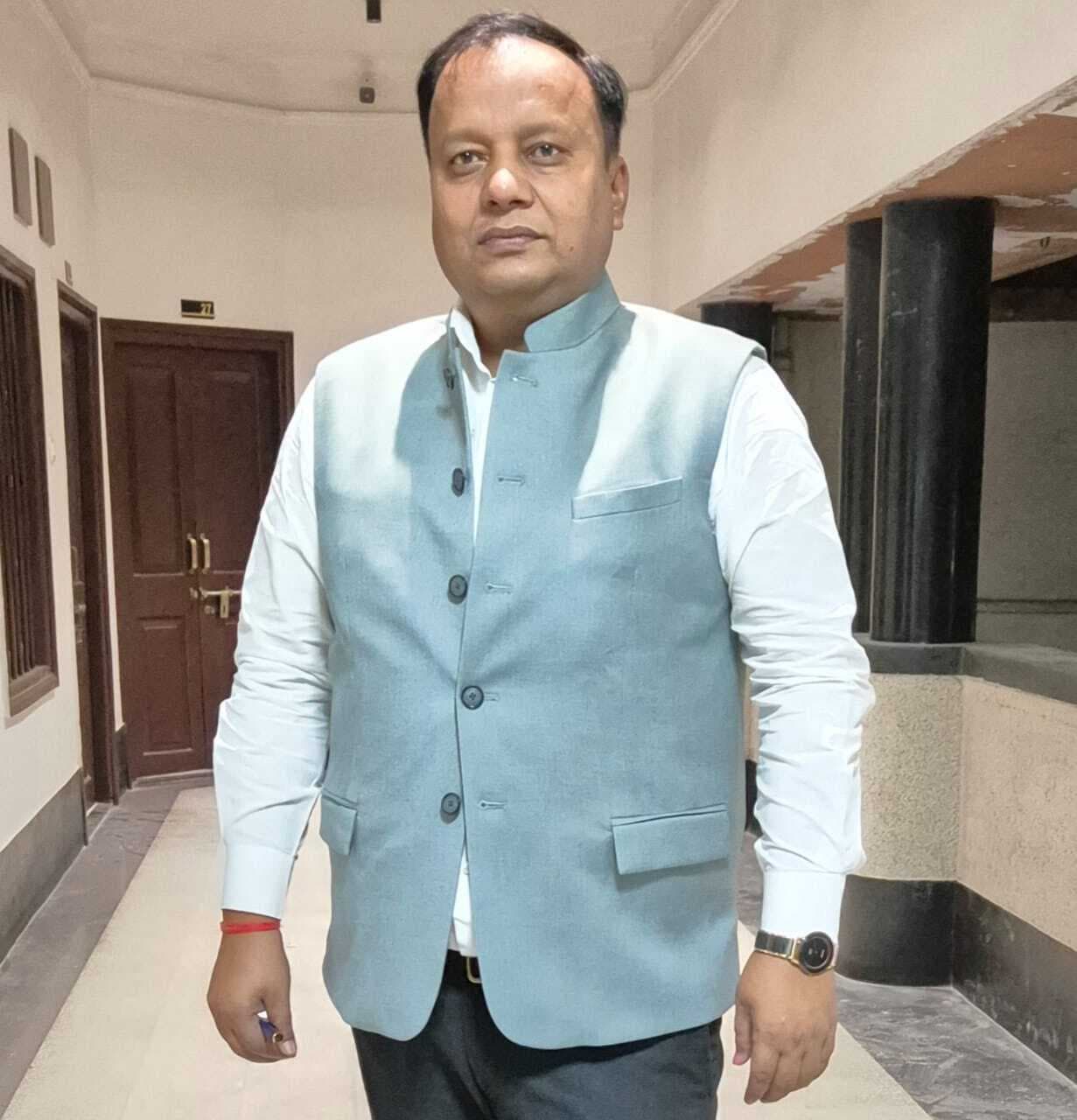 पुस्तकालय में आवश्यक संसाधन उपलब्ध कराये जाने की मांग