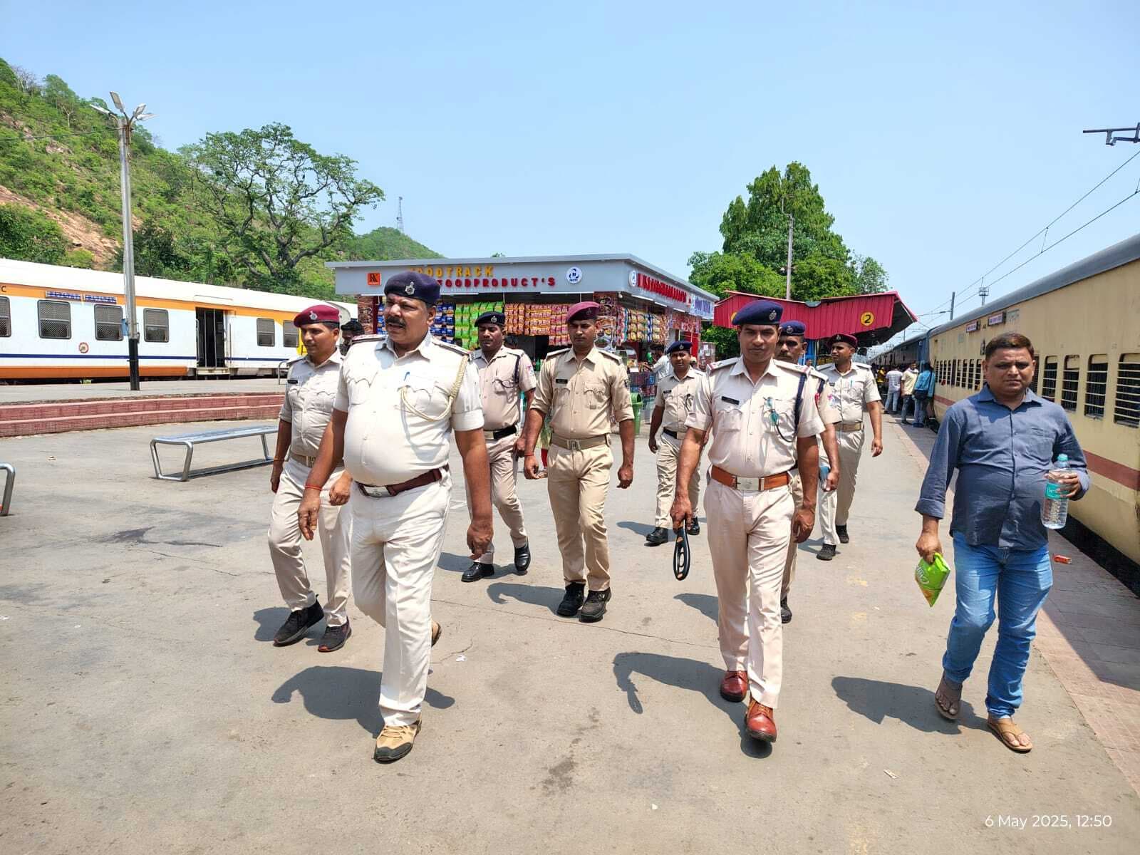 भारत-पाकिस्तान में बढ़ते तनाव को लेकर ट्रेनों में बढ़ायी गयी चौकसी