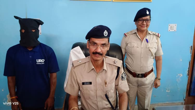 पुलिस पर बम से हमला करने के मामले में फरार आरोपित गिरफ्तार