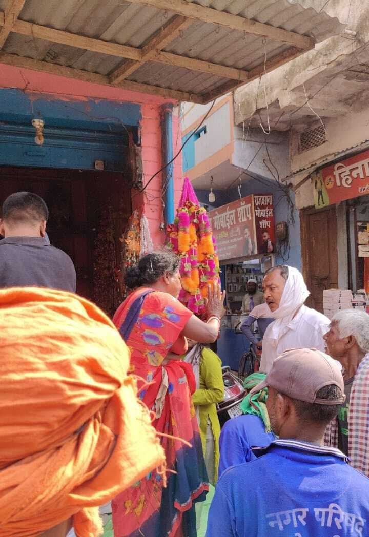 टिकारी के सब्जी मार्केट के पास हटाया गया अतिक्रमण