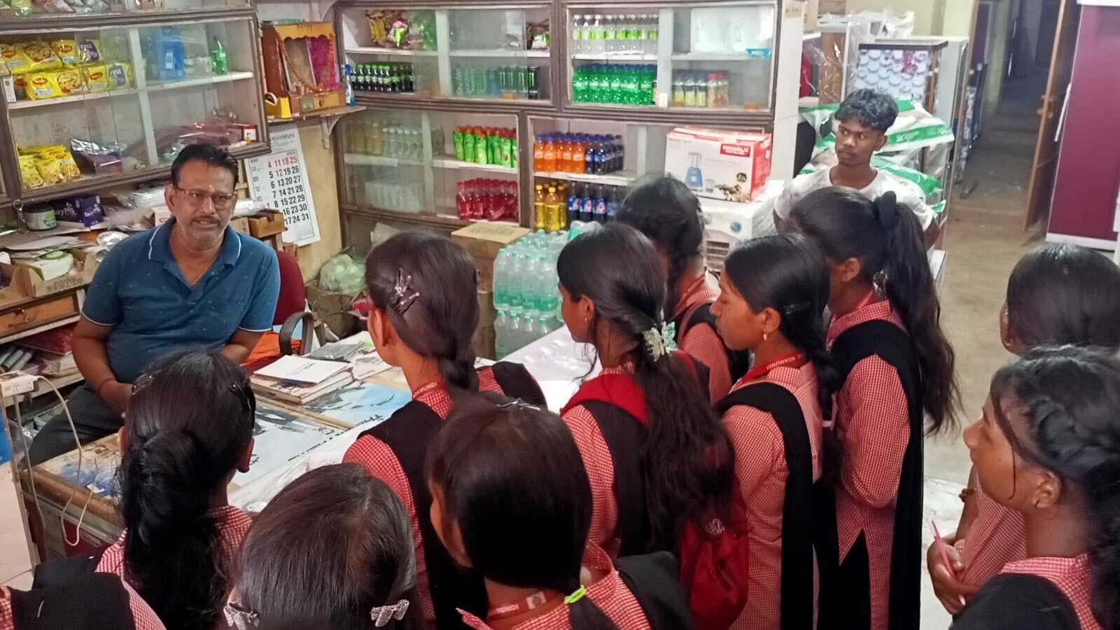 West Singhbhum News : आर्थिक गतिविधियों की समझ बढ़ाने को छात्रों का बाजार में शैक्षणिक भ्रमण