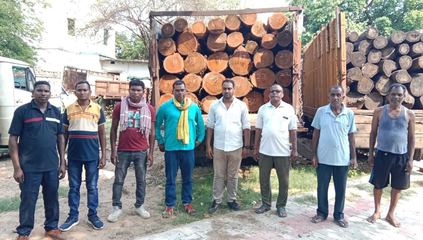 West Singhbhum News : पांच लाख की लकड़ी समेत ट्रक को किया जब्त, 50 पीस लदा था बोटा