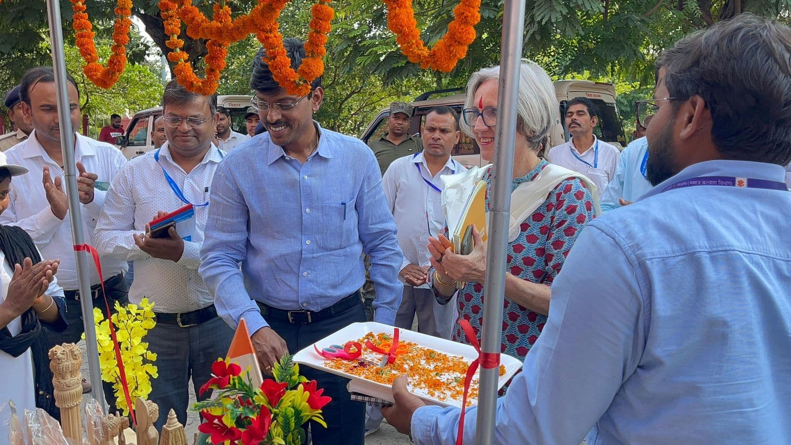 हस्तशिल्प उत्पादों के स्टॉल के माध्यम से आत्मनिर्भरता का प्रयास