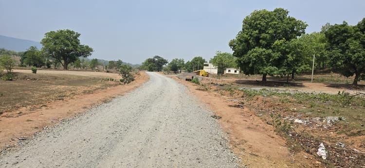 West Singhbhum News : सड़क निर्माण में बरती जा रही अनियमितता, ग्रामीणों में आक्रोश